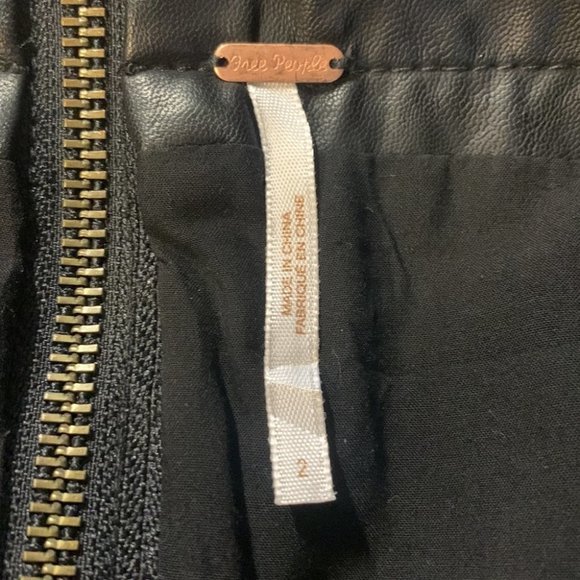 Free People Vegan Leather Mini Skirt Women's Size 2 US Black Zipper Faux Leather - Picture 8 of 9